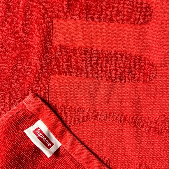 Supreme Tonal Logo Towel - Picture 2 of 6